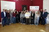 Gruppenfoto der Schülerinnen, Schüler und Pädagoginnen des BORG Ried im Innkreis, Klasse 7 BBE, mit dem Dritten Präsidenten des Oö. Landtags Peter Binder und den Landtagsabgeordneten Klubobmann Thomas Dim, Gabriele Knauseder, MSc, und Dipl.-Päd, Michael Weber, BEd, im Elisabethzimmer des Linzer Landhauses 