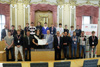 Gruppenfoto der Schüler und Pädagogen der Berufsschule Gmunden 1, Klasse 3aABT, mit dem Dritten Präsidenten des Oö. Landtags Peter Binder und den Landtagsabgeordneten Bgm. Rudolf Raffelsberger, Hans Karl Schaller und David Schießl im Plenarsaal des Linzer Landhauses 