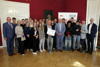  Gruppenfoto der Schülerinnen, Schüler und Pädagogen der Berufsschule Gmunden 1, Klasse 3aEGT, mit dem Dritten Präsidenten des Oö. Landtags Peter Binder und den Landtagsabgeordneten Bgm. DI Josef Rathgeb und Bgm. Mag. Rudi Hemetsberger im Elisabethzimmer des Linzer Landhauses 