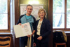 Schüler der Berufsschule Kremsmünster mit Landtagsabgeordneter Mag. Doris Staudinger bei der Zertifikatsübergabe im Grünen Zimmer des Linzer Landhauses 