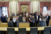 Gruppenfoto der Schülerinnen, Schüler und Pädagogen der Berufsschule Linz 10 mit den Landtagsabgeordneten Florian Grünberger, Mario Haas, Stefanie Hofmann und Michael Nell, MBA, im Plenarsaal des Linzer Landhauses 