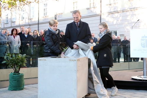 LH Mag. Thomas Stelzer enthüllt gemeinsam mit einem Mädchen und einem Jungen den Gedenkstein