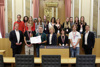 Gruppenfoto der Schülerinnen, Schüler und eines Pädagogen des Franziskus Gyms Wels mit den Landtagsabgeordneten Mag. Reinhard Ammer, Michael Nell, MBA, und Mag. Doris Staudinger im Plenarsaal des Linzer Landhauses 