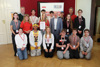 Gruppenfoto der Schülerinnen, Schüler und eines Pädagogen der HTL für Lebensmitteltechnologie mit dem Präsidenten des Oö. Landtags Max Hiegelsberger und Landtagsabgeordneten Peter Handlos im Elisabethzimmer des Linzer Landhauses 