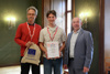 Schüler und Pädagoge der HTL für Lebensmitteltechnologie mit dem Präsidenten des Oö. Landtags Max Hiegelsberger bei der Zertifikatsübergabe im Grünen Zimmer des Linzer Landhauses 