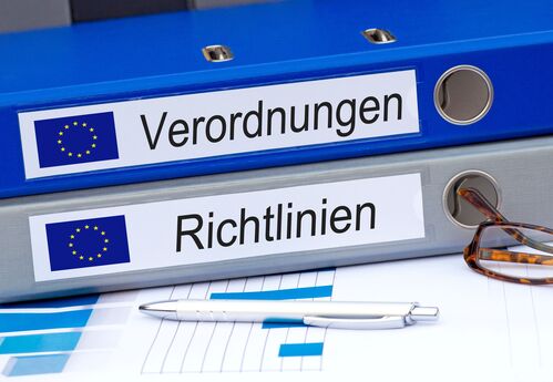 Zwei Ordner mit den Aufschriften „Verordnungen“ und „Richtlinien“ Zwei Ordner mit den Aufschriften „Verordnungen“ und „Richtlinien“