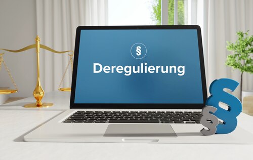 Am Bildschirm eines Notebooks steht das Wort Deregulierung, daneben befinden sich zwei Paragrafen-Symbole. Am Bildschirm eines Notebooks steht das Wort Deregulierung, daneben befinden sich zwei Paragrafen-Symbole.