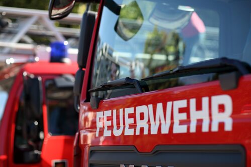 Mehrere Feuerwehrautos stehen nebeneinander Mehrere Feuerwehrautos stehen nebeneinander