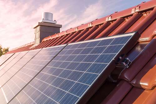 Photovoltaik-Anlage auf dem Dach eines Hauses