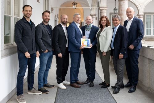 Landtagspräsident Max Hiegelsberger, LRH-Direktor Dr. Rudolf Hoscher mit den sechs  Klubobleuten der Landtagsfraktionen