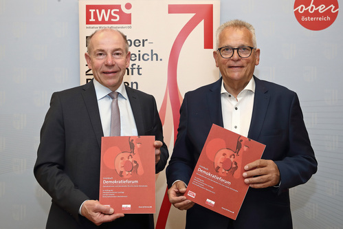 Landtagspräsident Max Hiegelsberger und Gottfried Kneifel, Geschäftsführer der Initiative Wirtschaftsstandort Oberösterreich, präsentieren das Grünbuch Demokratieforum.