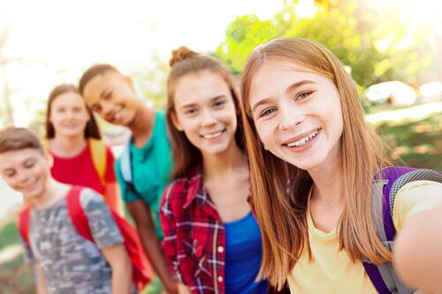 Eine Gruppe von fünf Kindern macht ein Selfie.