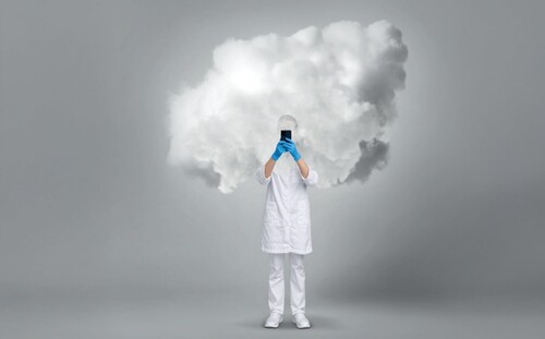 Person mit weißem Kittel steht hinter einer weißen Wolke
