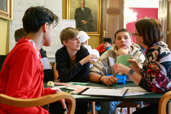 Schüler im Zeitungsworkshop bei der Werkstatt für Demokratie in Oberösterreich