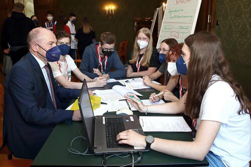 Schülerinnen und Schüler interviewen Landtagspräsident Max Hiegelsberger bei der Werkstatt für Demokratie im Linzer Landhaus am 17. Mai 2022