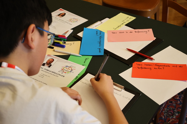 Ein Schüler im Zeitungsworkshop bei der Werkstatt für Demokratie in Oberösterreich