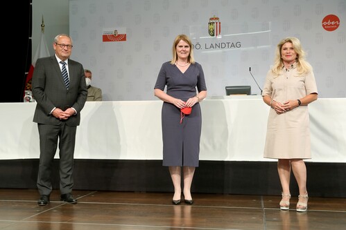 Landtagspräsident Wolfgang Stanek mit den beiden neuen Landtagsabgeordneten Gabriele Knauseder, MSc und Heidi Strauss