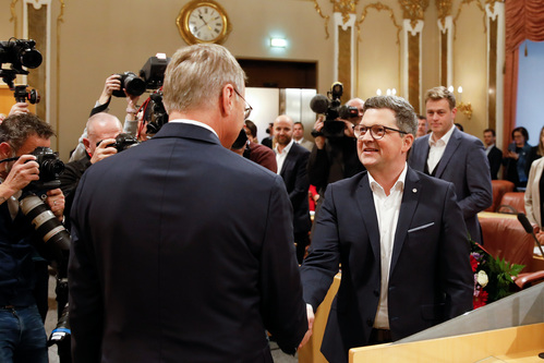 Landeshauptmann Mag. Thomas Stelzer gelobt den neuen Landesrat Mag. Michael Lindner an