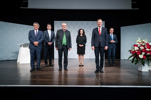 Gruppenbild nach der Gedenksitzung v.l.n.r. Klubobmann KommR Ing. Herwig Mahr, Klubobmann Dipl.-Päd. Gottfried Hirz, Landtagspräsident Wolfgang Stanek, Klubobfrau Mag. Helena Kirchmayr, Landeshauptmann Mag. Thomas Stelzer und Klubobmann Christian Makor