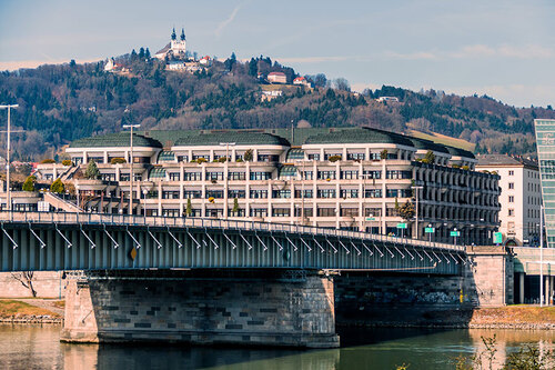 Neues Linzer Rathaus mit Blick Richtung Pöstlingberg 