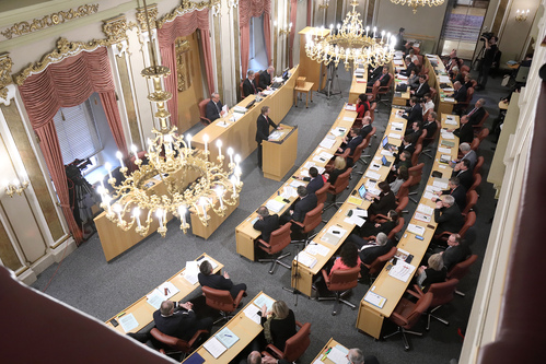 Landtagssitzungssaal aus Sicht der Besuchergalerie von oben während einer Sitzung