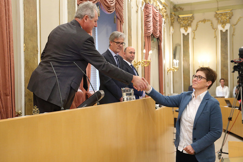 Mag. Dr. Elisabeth Kölblinger wird von Erstem Präsident des Oö. Landtags Viktor Sigl als Landtagsabgeordnete angelobt (im Hintergrund Landtagsdirektor Mag. Dr. Wolfgang Steiner und Landtagsdirektor-Stv. Mag. Dr. Gerald Grabensteiner)