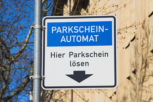 Hinweisschild mit der Aufschrift 'Parkscheinautomat - Hier Parkschein lösen'