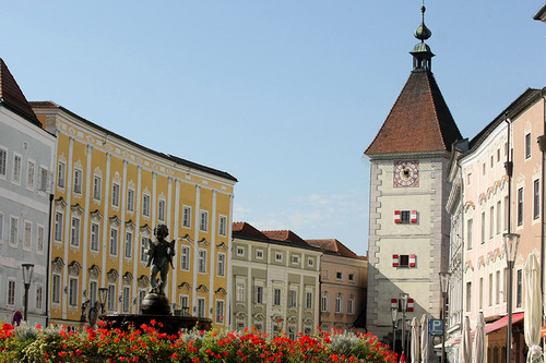 Welser Stadtplatz mit Blick auf den Ledererturm