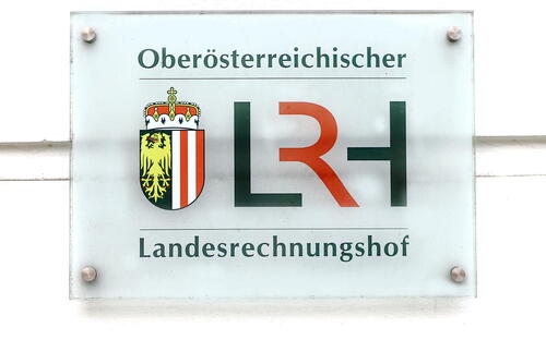 Schild des Oö. Landesrechnungshofs, welches an der der Außenfassade des Oö. Landesrechnungshofsgebäudes hängt