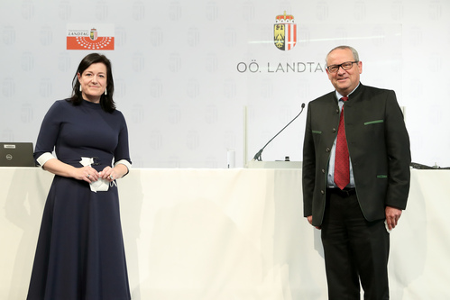 Landtagsabgeordnete Sybille Prähofer nach ihrer Angelobung mit Präsident Wolfgang Stanek 