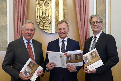 Landeshauptmann Mag. Thomas Stelzer, Landtagspräsident KommR Viktor Sigl und Buchautor Landtagsdirektor Dr. Wolfgang Steiner bei der Präsentation des Buches 'Der Oö. Landtag'