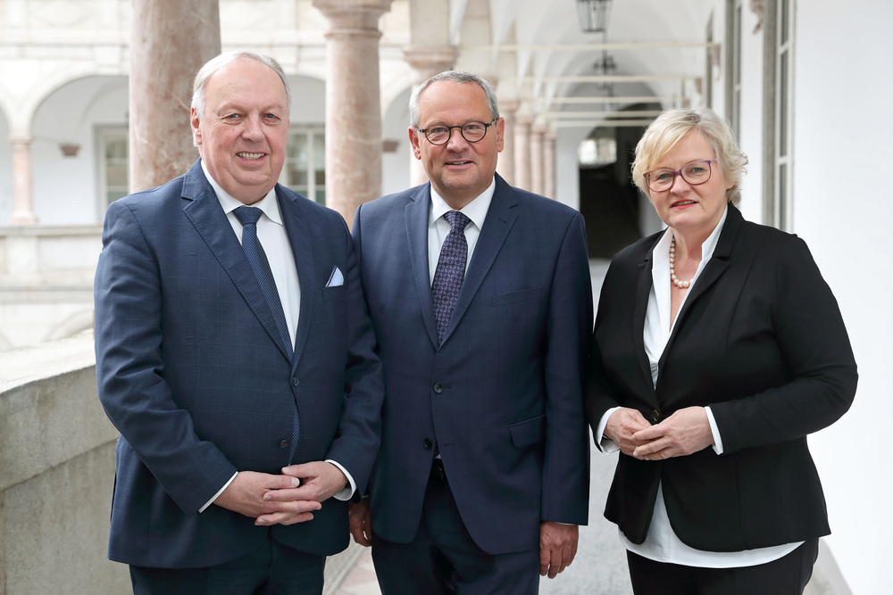 Bild vergrößern: Das Präsidium des Oö. Landtags: Zweiter Präsident DI Dr. Adalbert Cramer, Erster Präsident Wolfgang Stanek und Dritte Präsidentin Gerda Weichsler-Hauer Das Präsidium des Oö. Landtags: Zweiter Präsident DI Dr. Adalbert Cramer, Erster Präsident Wolfgang Stanek und Dritte Präsidentin Gerda Weichsler-Hauer