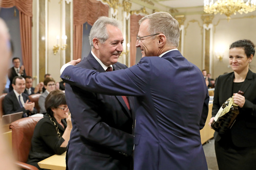 Landeshauptmann Mag. Thomas Stelzer umarmt KommR Viktor Sigl bei seiner Verabschiedung als Landtagspräsident