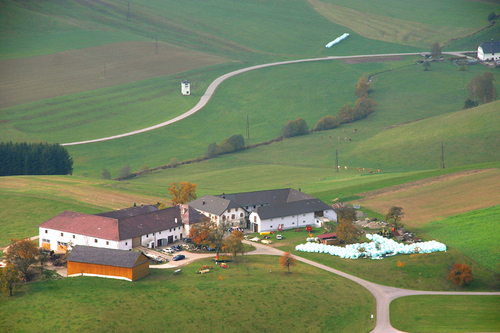 Hügelige Landschaft mit Bauernhof 