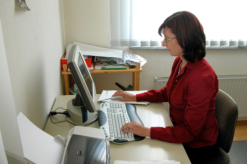 Frau arbeitet in einem Büro am PC 