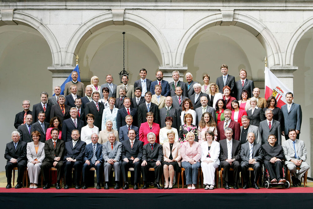 Gruppenbild der gewählten Landtagsabgeordneten nach der Wahl 2003 