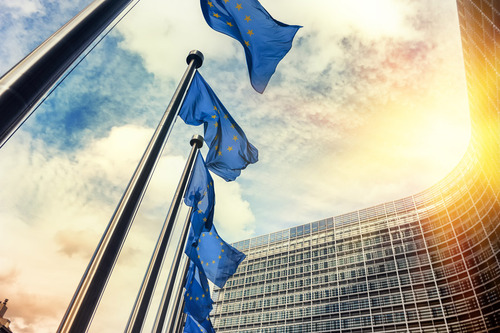 Europaflaggen vor der Europa Kommission in Brüssel