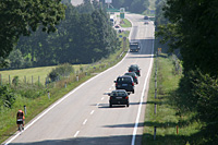 Autoverkehr auf einer Landesstraße