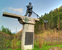 Flösser-Skulptur auf Sockel, neben der Straße stehend Richtung Weyer