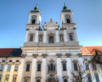 Vorderansicht der Stiftskirche in Garsten