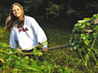 junges Mädchen mit frischem Heu (Foto:Bilderbox)